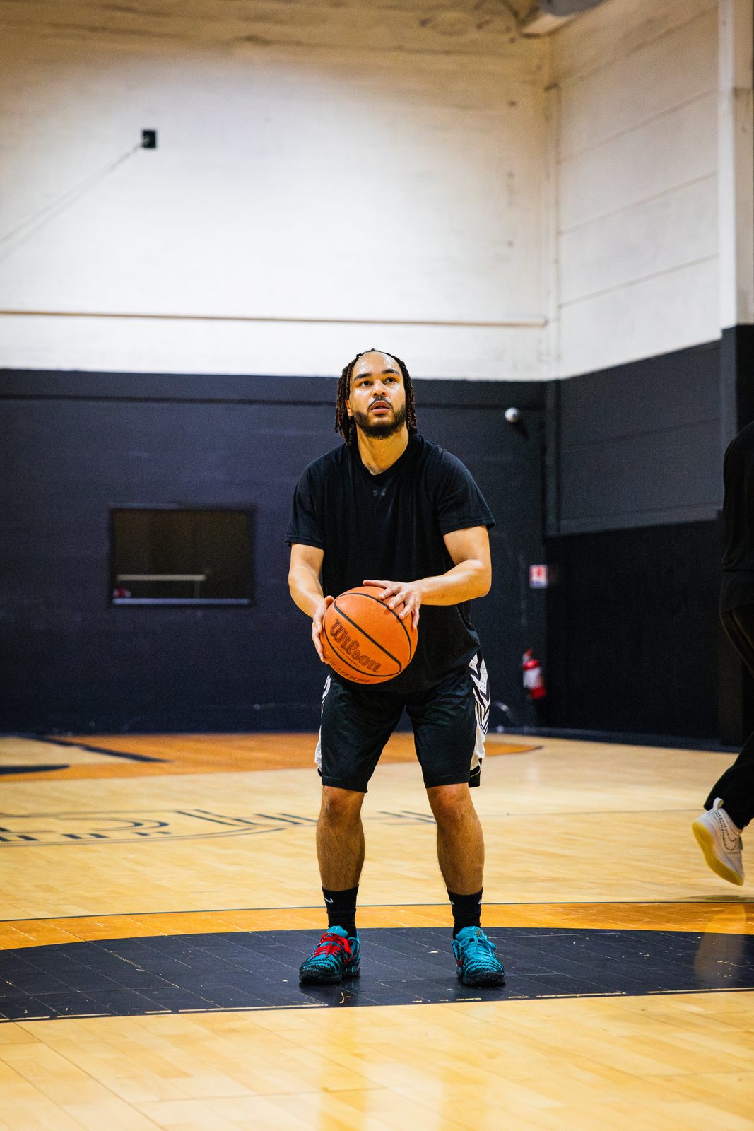 Chris Ona Embo au shoot — la répétition, la discipline